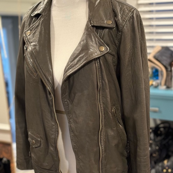 Madewell | Washed Leather Oversized Motorcycle Jacket: Dark Fatigue S - Picture 5 of 10